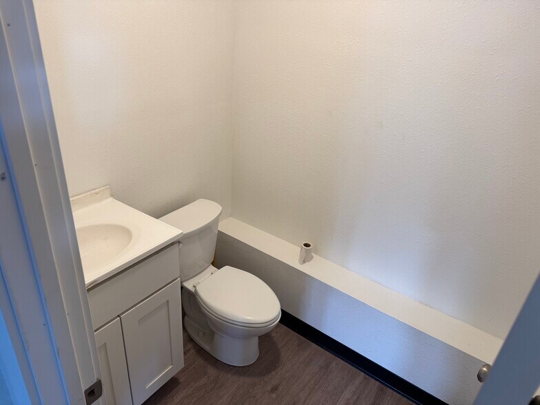 More Photos Of 106 N Spruce St, Townsend Office For Lease