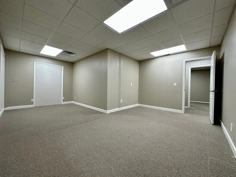 More Photos Of 175 W Illinois Ave, Southern Pines Storefront Retail Office For Lease