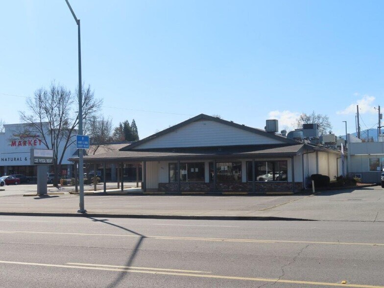 More Photos Of 771 W Stewart Ave, Medford Freestanding For Lease