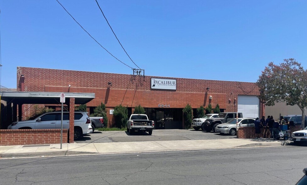 More Photos Of 9644 Lurline Ave, Chatsworth Warehouse For Lease