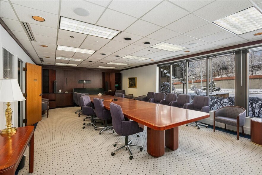 More Photos Of 7001 Jewel Lake Rd, Anchorage Office For Sale