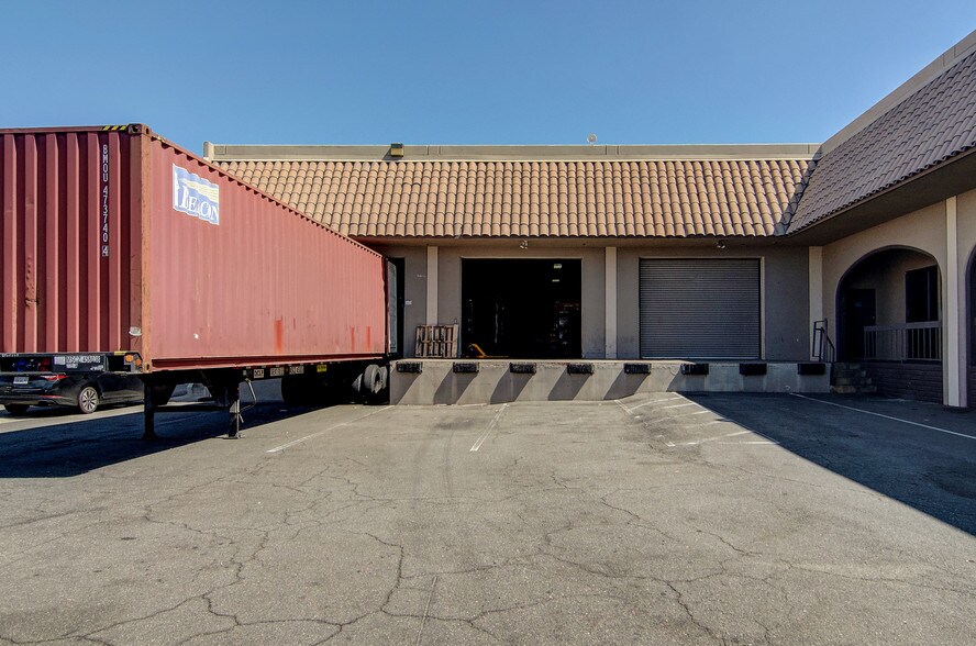 More Photos Of 3233 W Castor St, Santa Ana Manufacturing For Lease