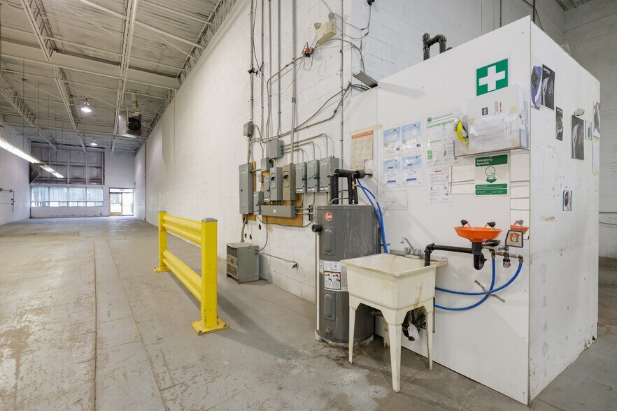 More Photos Of 16791-16821 Boul Hymus, Kirkland Warehouse For Lease