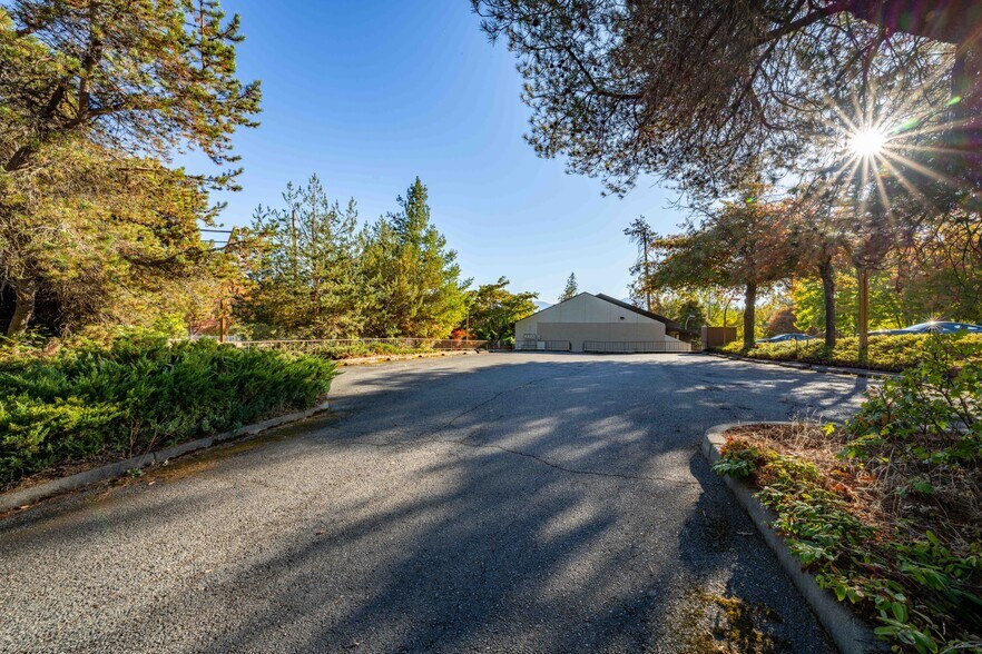 More Photos Of 700 NW Dimmick St, Grants Pass Specialty For Sale