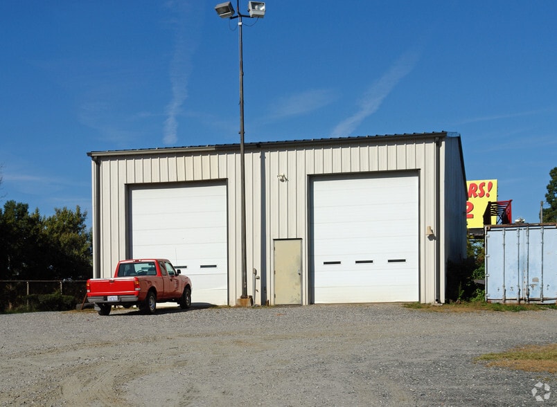 More Photos Of 3120 Starlight Dr, Winston-Salem Warehouse For Lease
