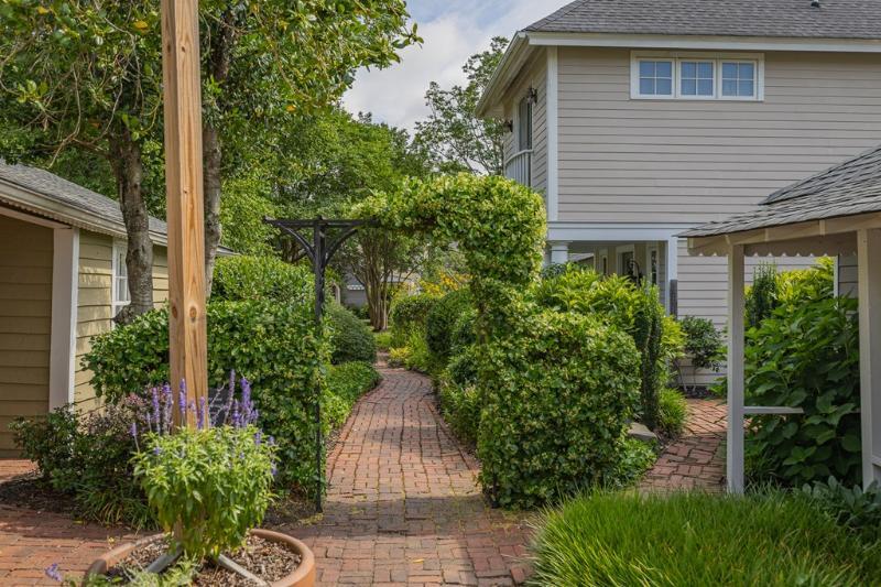More Photos Of 65 Tavern Rd, Irvington Hotel For Sale