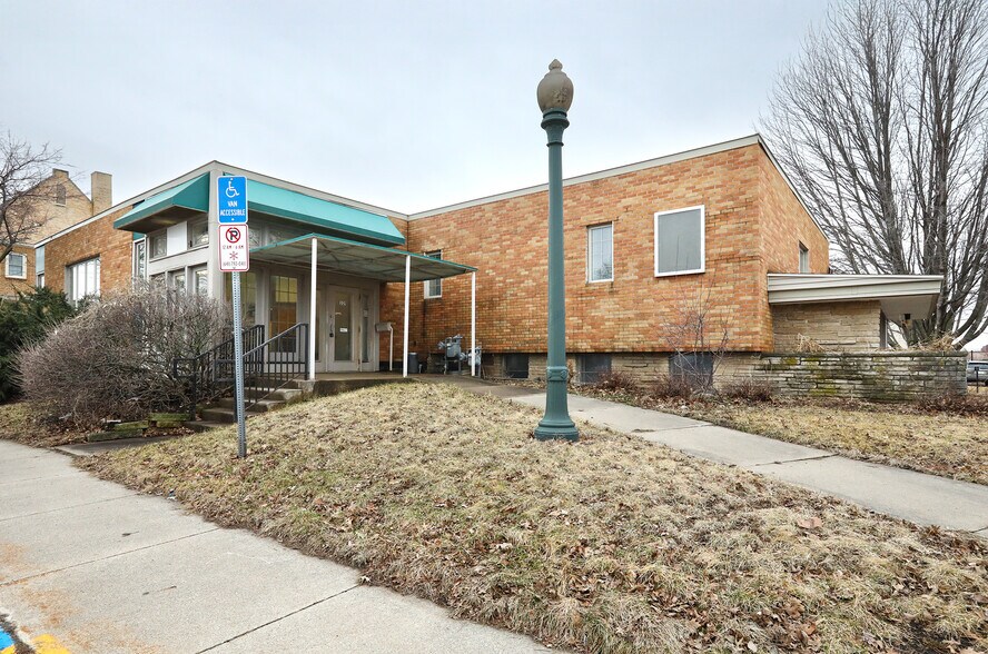 More Photos Of 321 E 3rd St N, Newton Medical For Lease