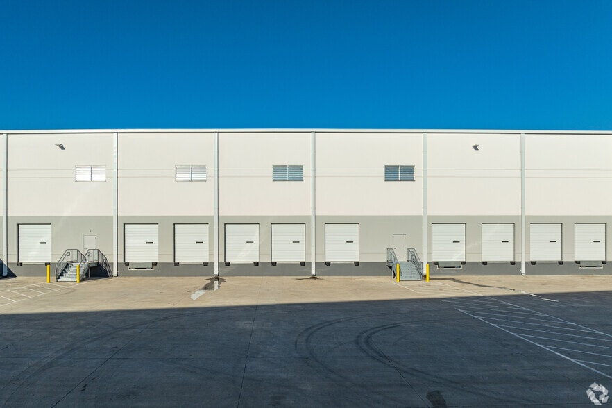 More Photos Of 3210 N Central Expy, McKinney Unknown For Lease