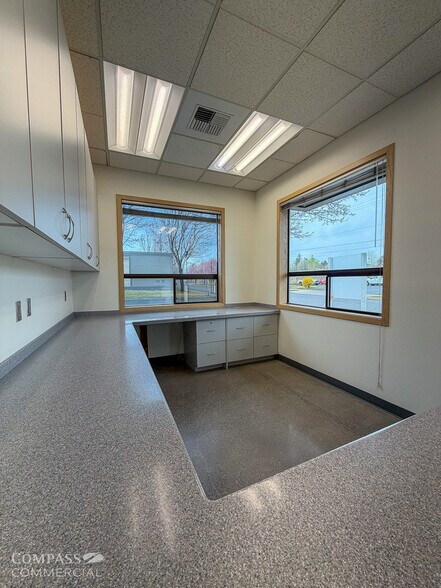 More Photos Of 850 NE 1st St, Bend Service For Lease