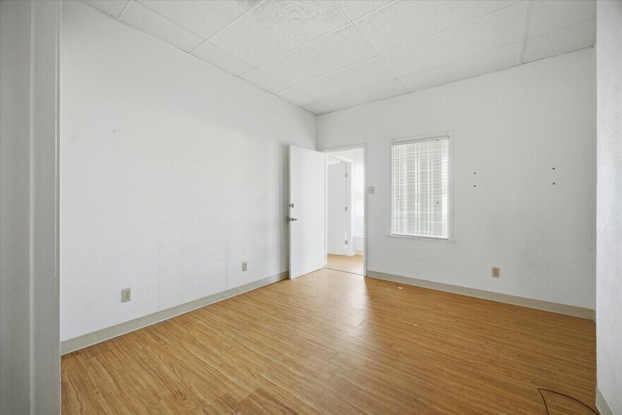 More Photos Of 2108 Monroe St, Commerce Showroom For Lease