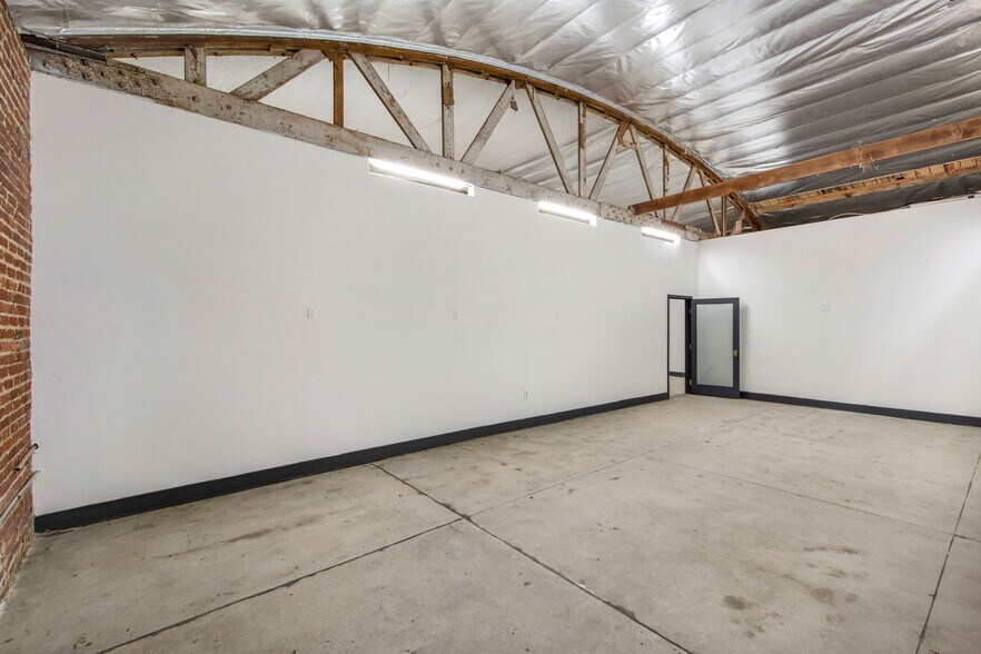 More Photos Of 236 W 18th St, Los Angeles Warehouse For Lease
