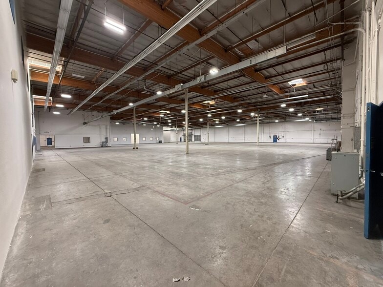 More Photos Of 8966 Mason Ave, Chatsworth Manufacturing For Lease