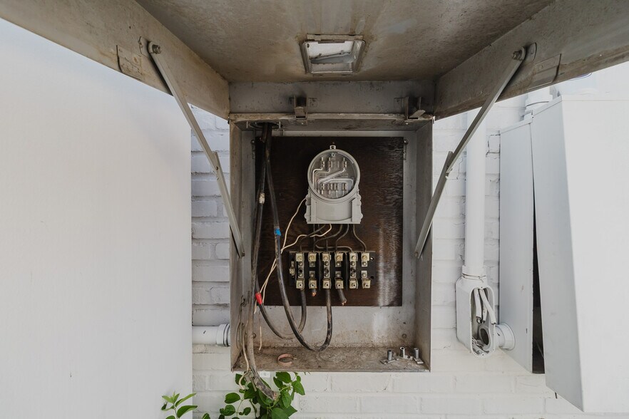 More Photos Of 1015 S Meridian Ave, Wichita Auto Repair For Sale