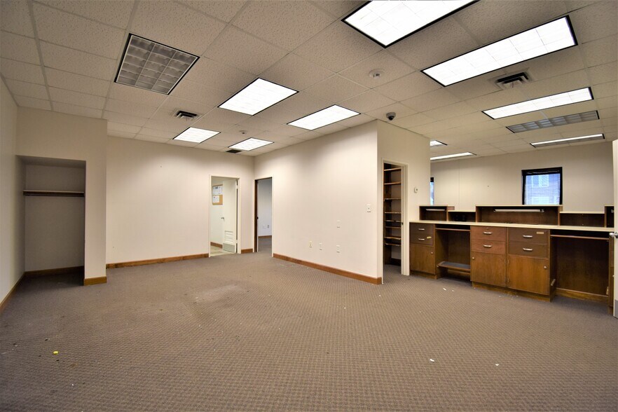 More Photos Of 716 Main St, Mount Vernon Office For Sale