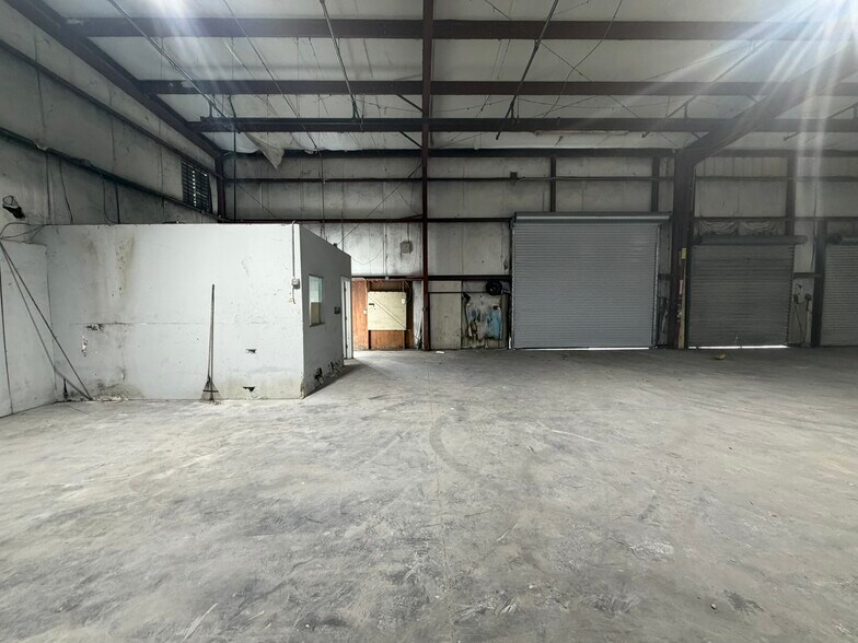 More Photos Of 2402 Clark St, Apopka Manufacturing For Lease