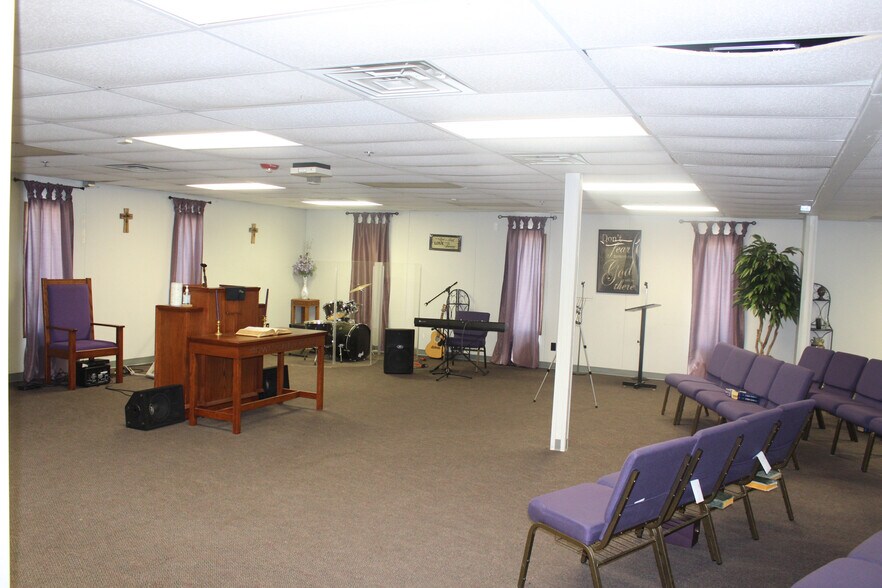 More Photos Of 2 SE Lee Blvd, Lawton Office For Lease