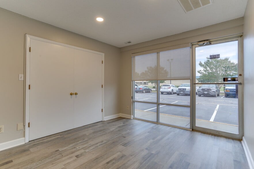 More Photos Of 1222 Executive Blvd, Chesapeake Showroom For Lease