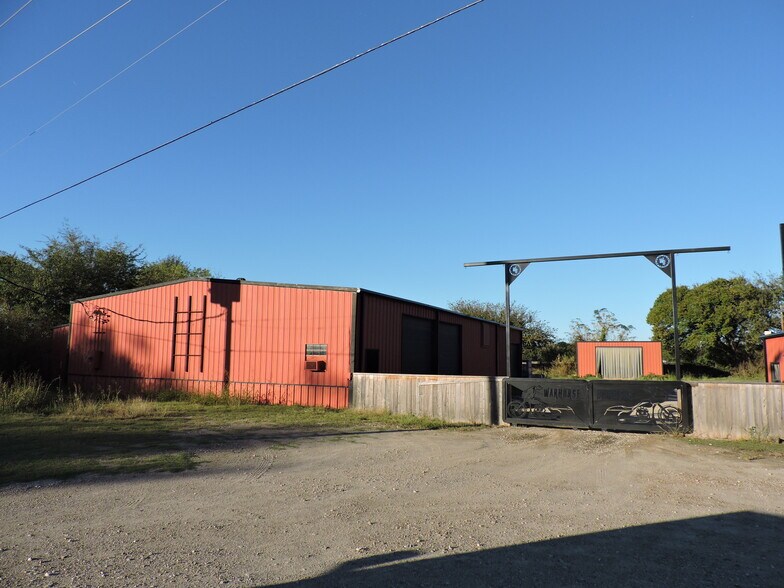 More Photos Of 920 W Mason St, Mabank Manufacturing For Sale