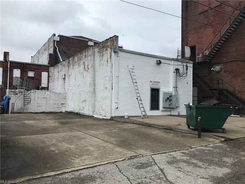 More Photos Of 422 Market St, Parkersburg Office For Sale