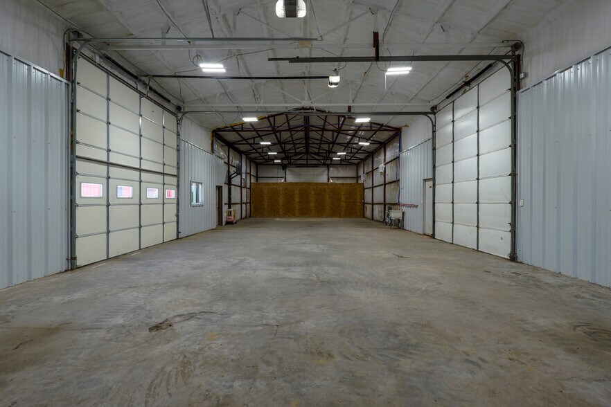 More Photos Of 352247 E 1040, Prague Auto Repair For Lease