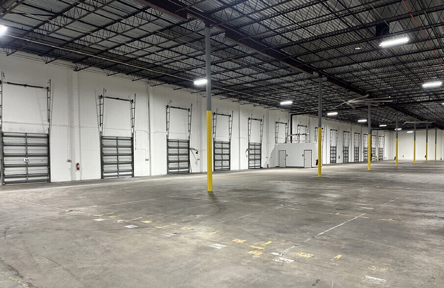 More Photos Of 7575 Chancellor Dr, Orlando Distribution For Lease