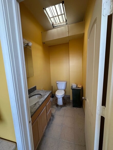 More Photos Of 815 S Cicero Ave, Chicago Light Manufacturing For Sale