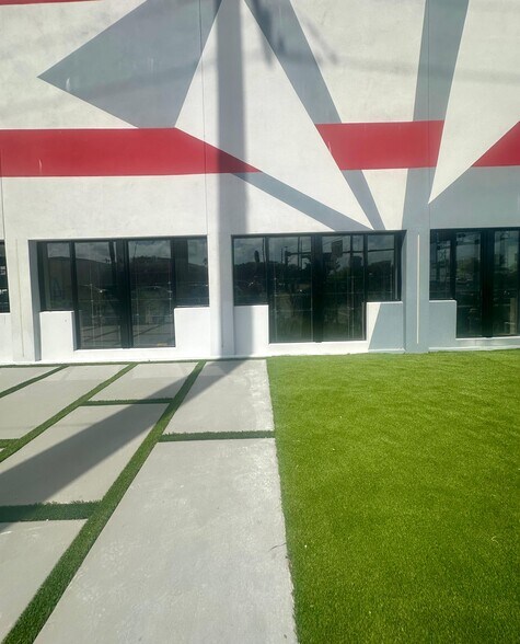 More Photos Of 9 Dixie hwy, Hallandale Beach Freestanding For Lease