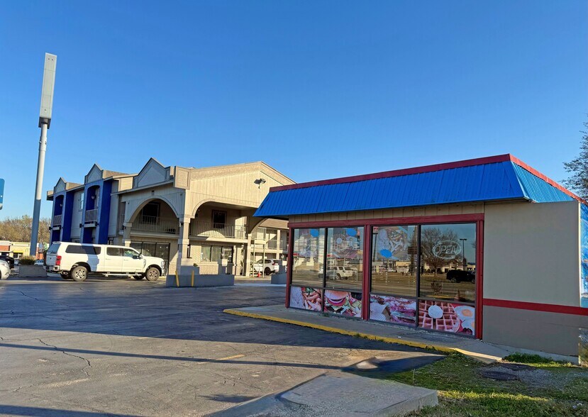 Primary Photo Of 2401 W Main St, Durant Restaurant For Lease