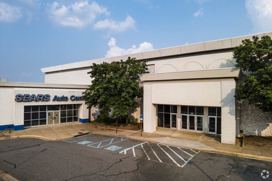 More Photos Of 6211 Leesburg Pike, Falls Church Department Store For Lease