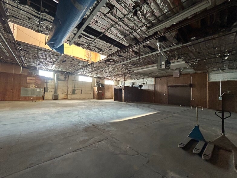 More Photos Of 8228 N McCormick Blvd, Skokie Manufacturing For Lease