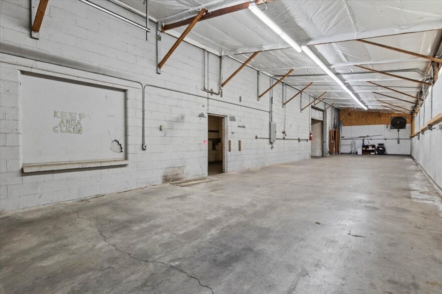 More Photos Of 890 N Main St, Independence Warehouse For Sale