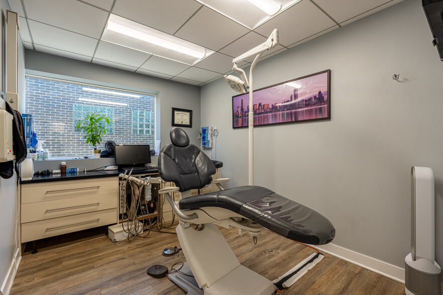 More Photos Of 912 Busse Hwy, Park Ridge Office For Lease