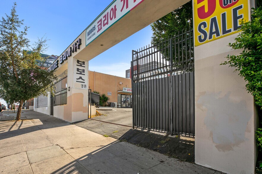 More Photos Of 963 - 965 South Western Avenue, Los Angeles Freestanding For Lease