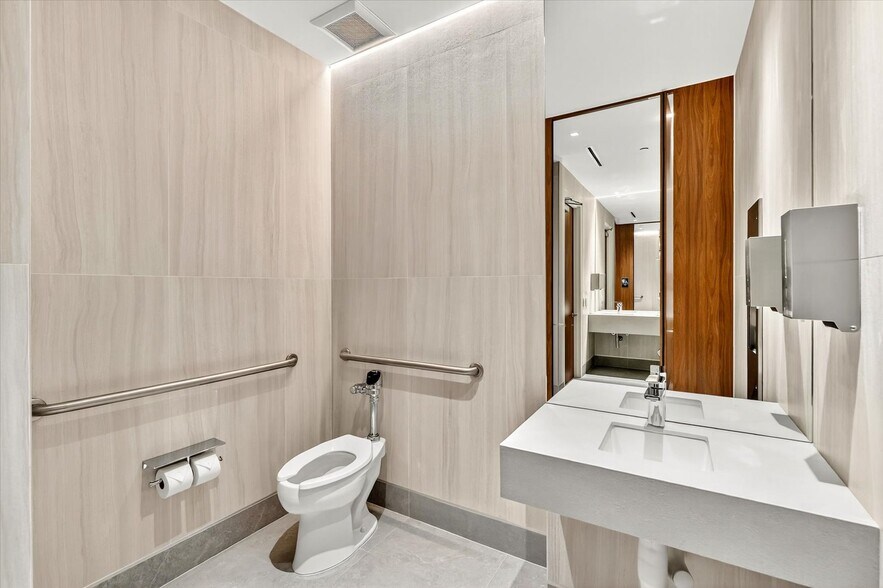 More Photos Of 119 Washington Ave, Miami Beach Office For Lease