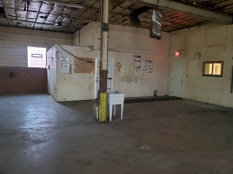 More Photos Of 380 Bennett Dr, Elk Grove Village Warehouse For Lease