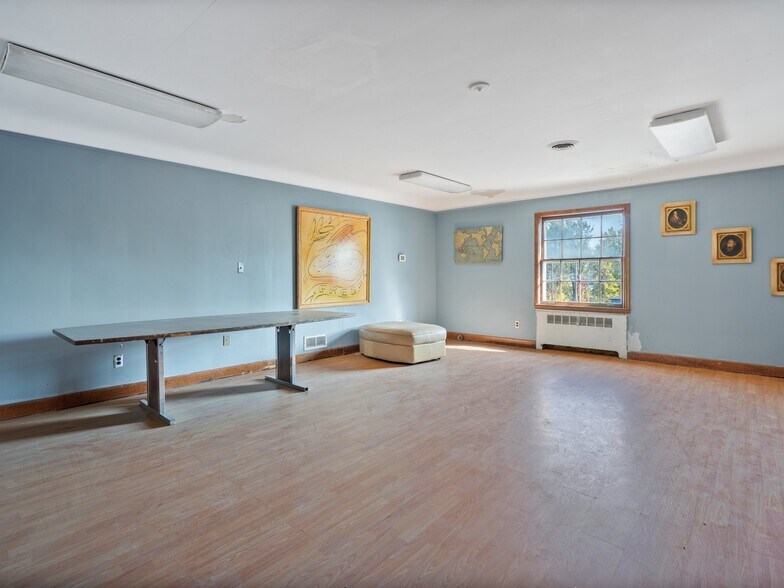 More Photos Of 2670 Chalmers St, Detroit Office For Sale