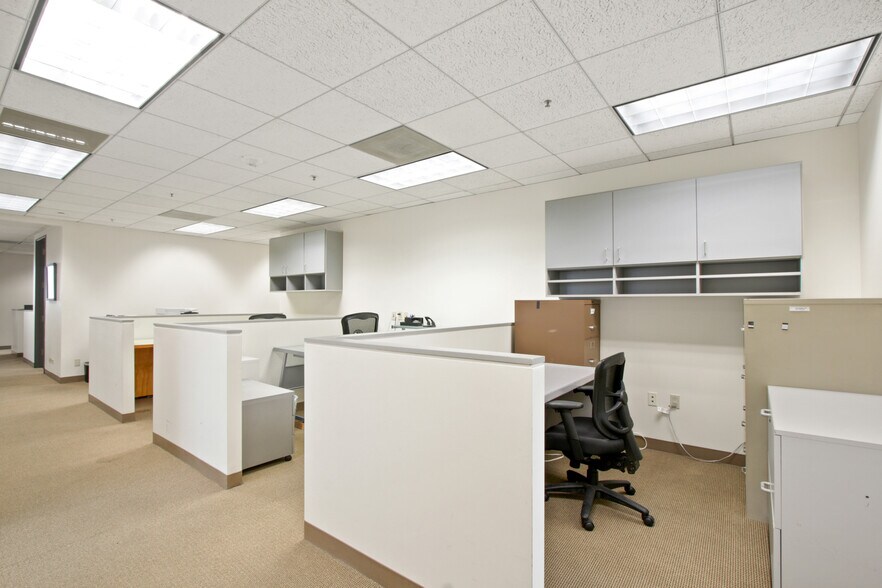 More Photos Of 1990 S Bundy Dr, Los Angeles Office For Lease