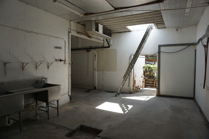 More Photos Of 870 Buttonwood Dr, Fort Myers Beach Distribution For Sale