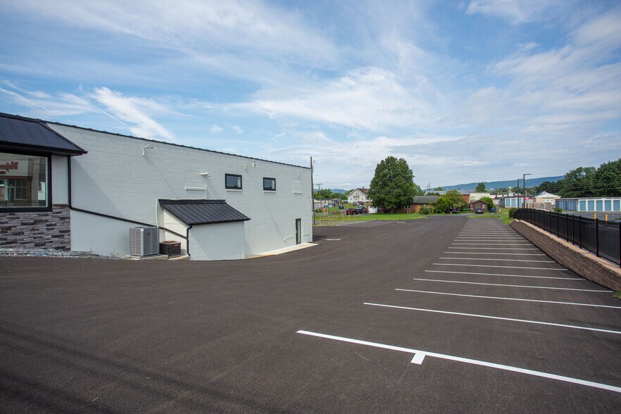 More Photos Of 384 Main st, Timberville Freestanding For Lease