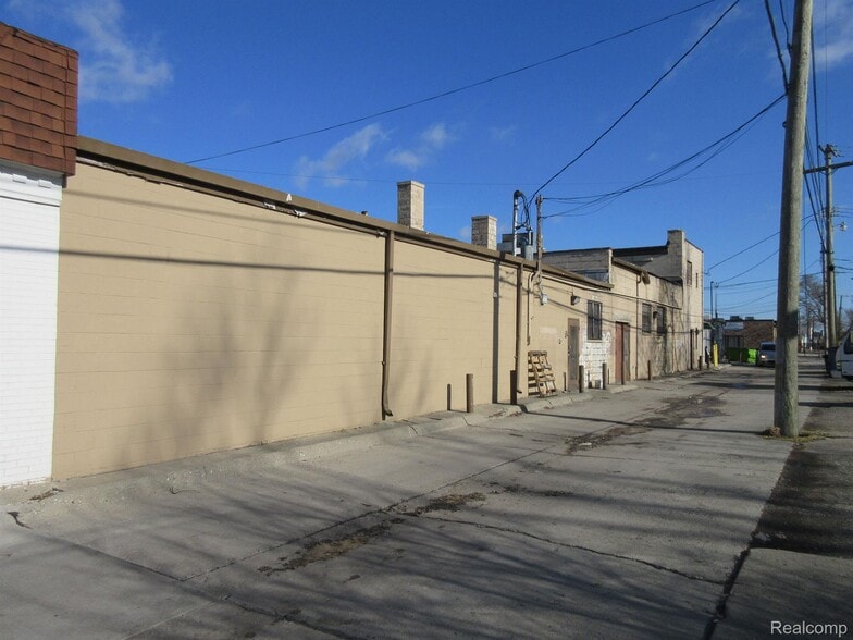 More Photos Of 19200 Kelly Rd, Detroit Restaurant For Sale