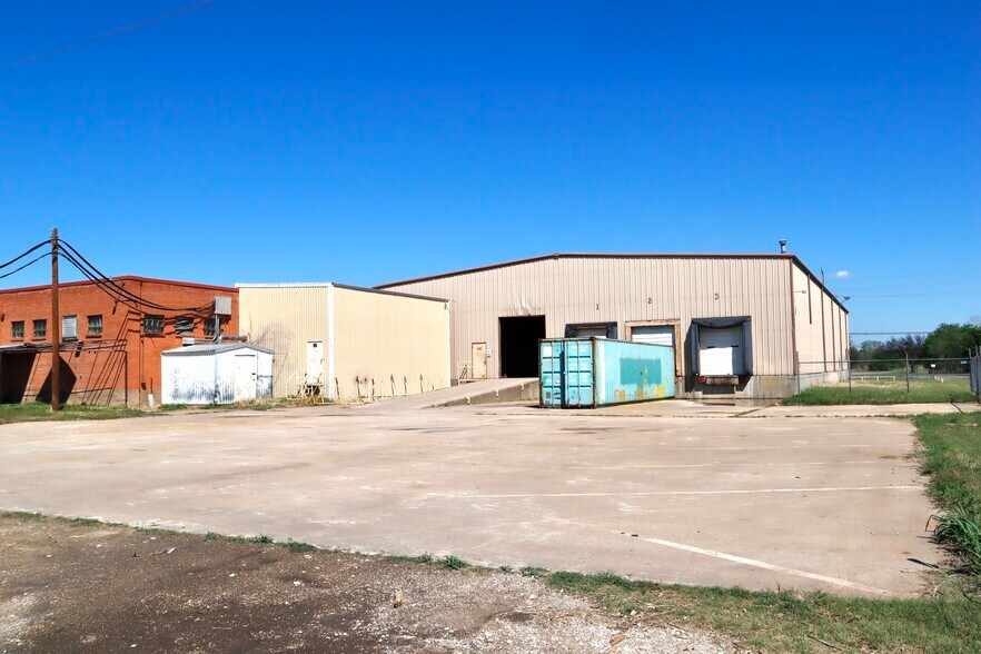 More Photos Of 912 N Beverly Dr, Wichita Falls Warehouse For Lease
