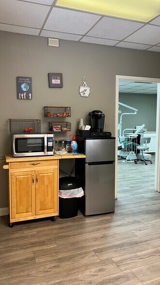 More Photos Of 3707 Latrobe Dr, Charlotte Office For Sale