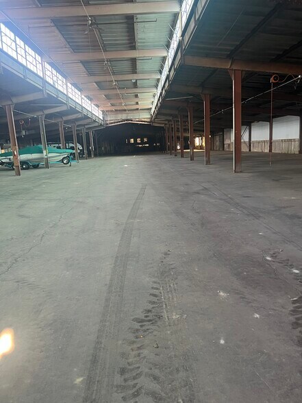 More Photos Of 825 W Walnut St, Oglesby Warehouse For Lease