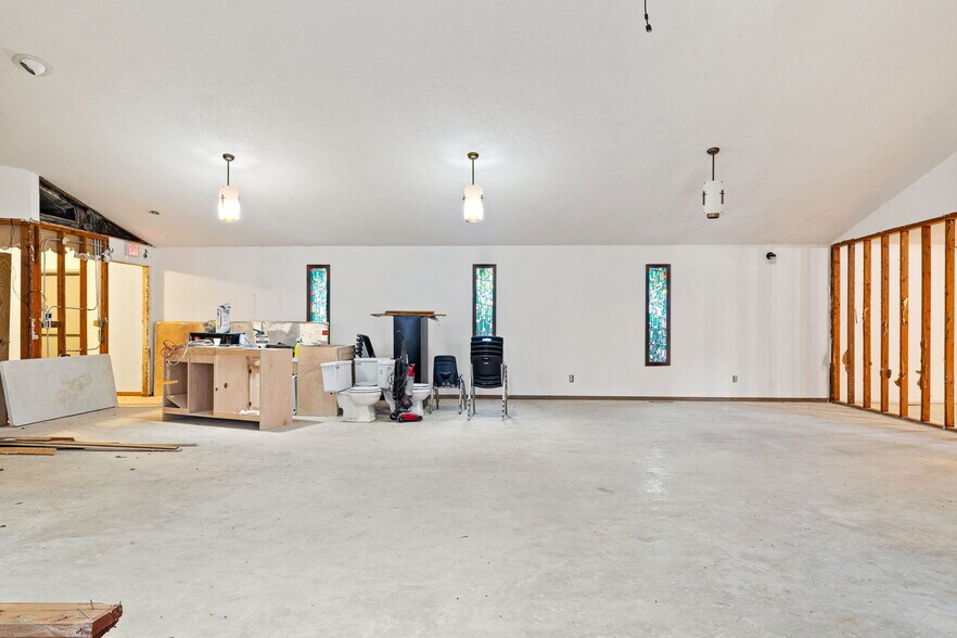 More Photos Of 115 N 8th St, Yukon Religious Facility For Sale