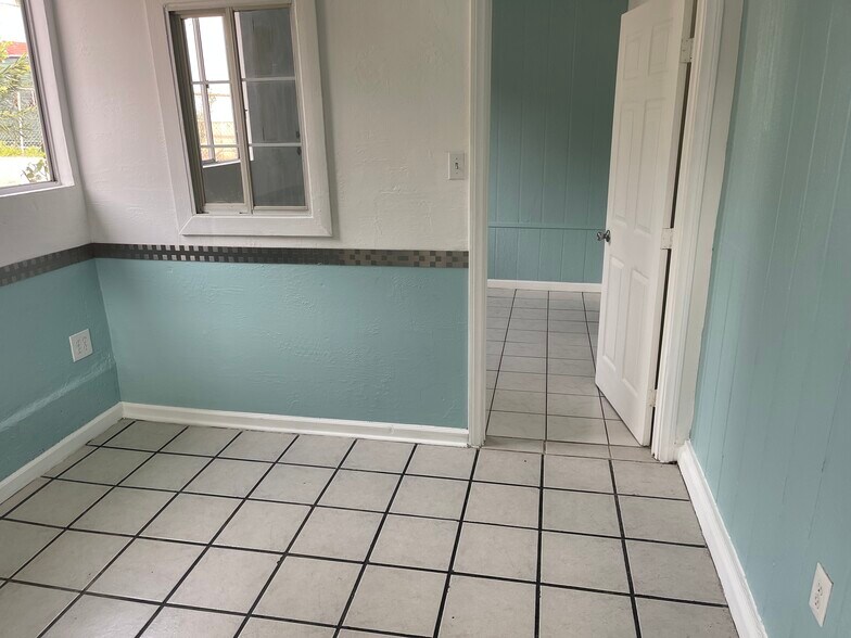 More Photos Of 216 E Mission Rd, Fallbrook Storefront Retail Residential For Lease