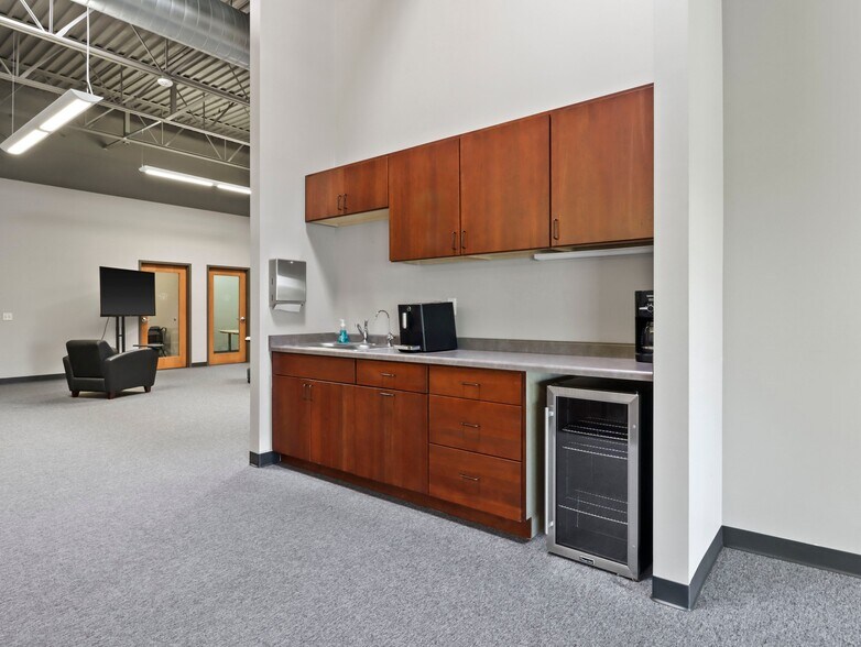 More Photos Of 1071 Uniek Dr, Waunakee Flex For Sale