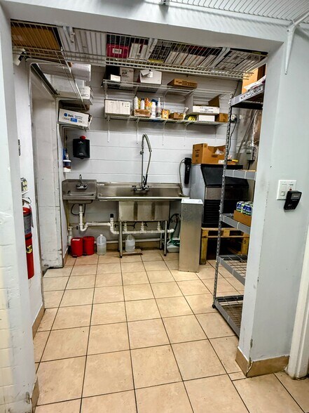 More Photos Of 4389 University Blvd S, Jacksonville Service Station For Sale