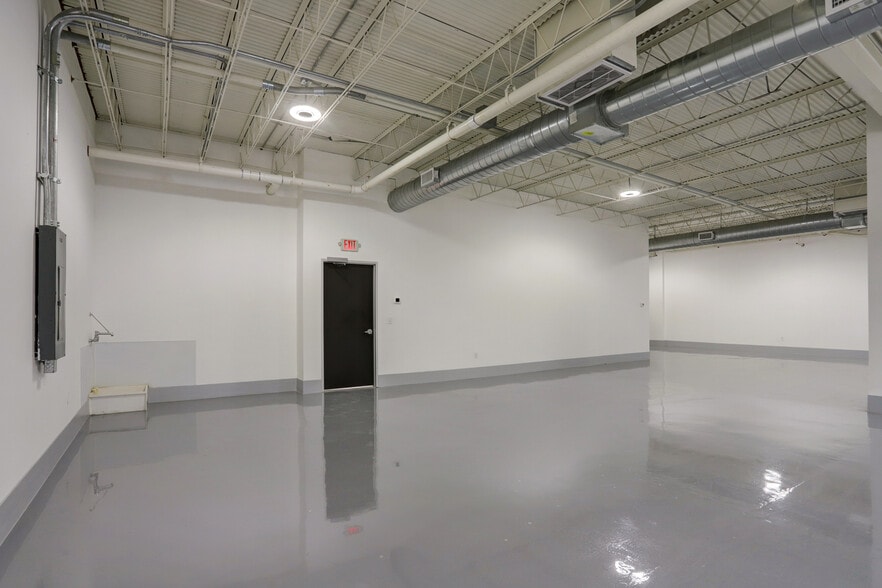 More Photos Of 9000 Parkwest Dr, Houston Light Distribution For Lease