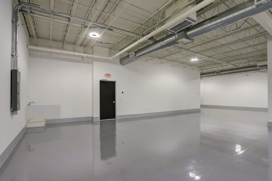 More Photos Of 9000 Parkwest Dr, Houston Light Distribution For Lease