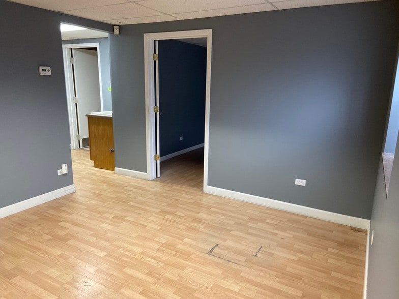 More Photos Of 189 Poplar Pl, North Aurora Warehouse For Lease